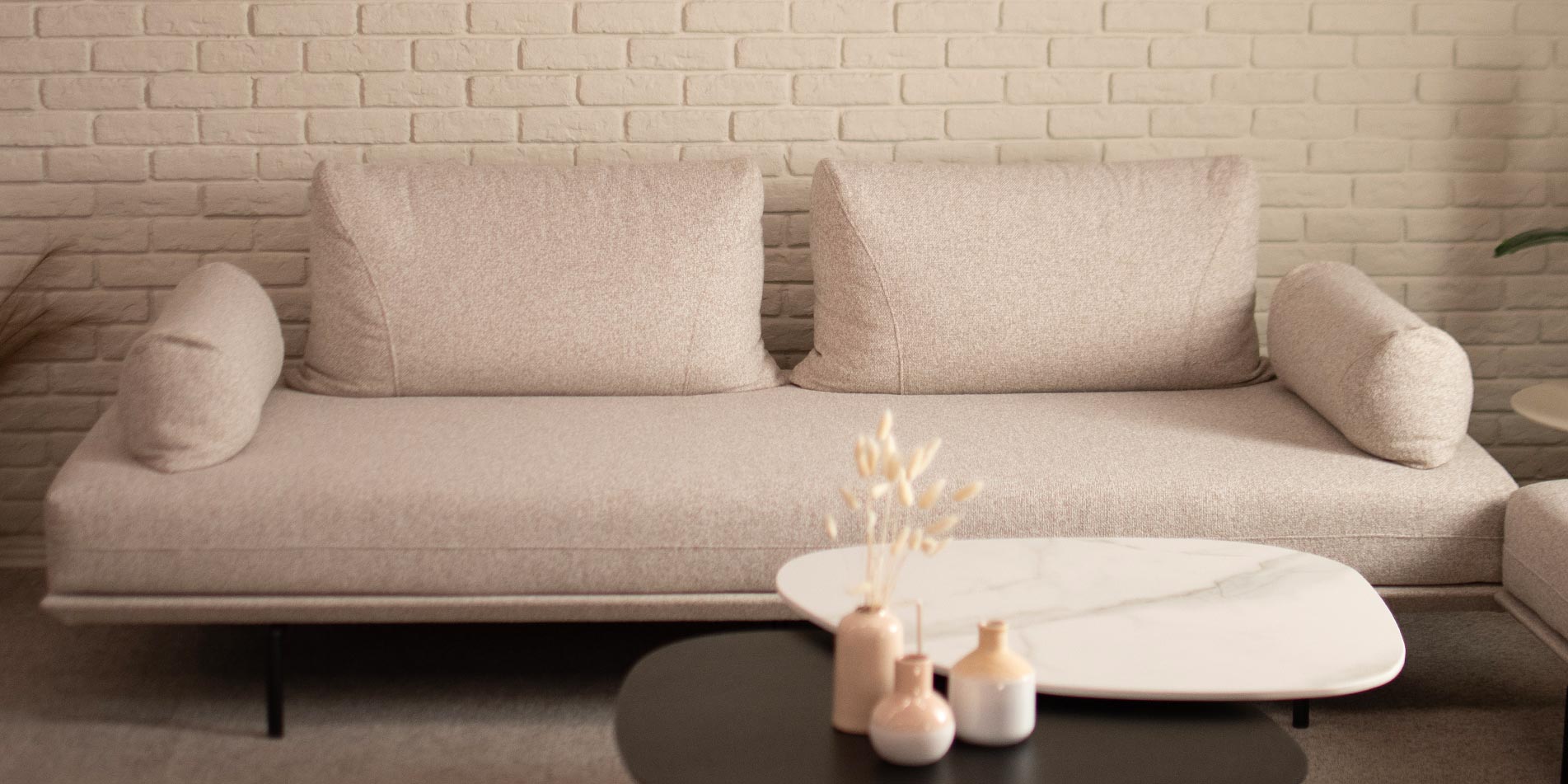 Sofa Bella o bmetalni nogarki i podvizni pernici, vo svetlo krem mebel stof.