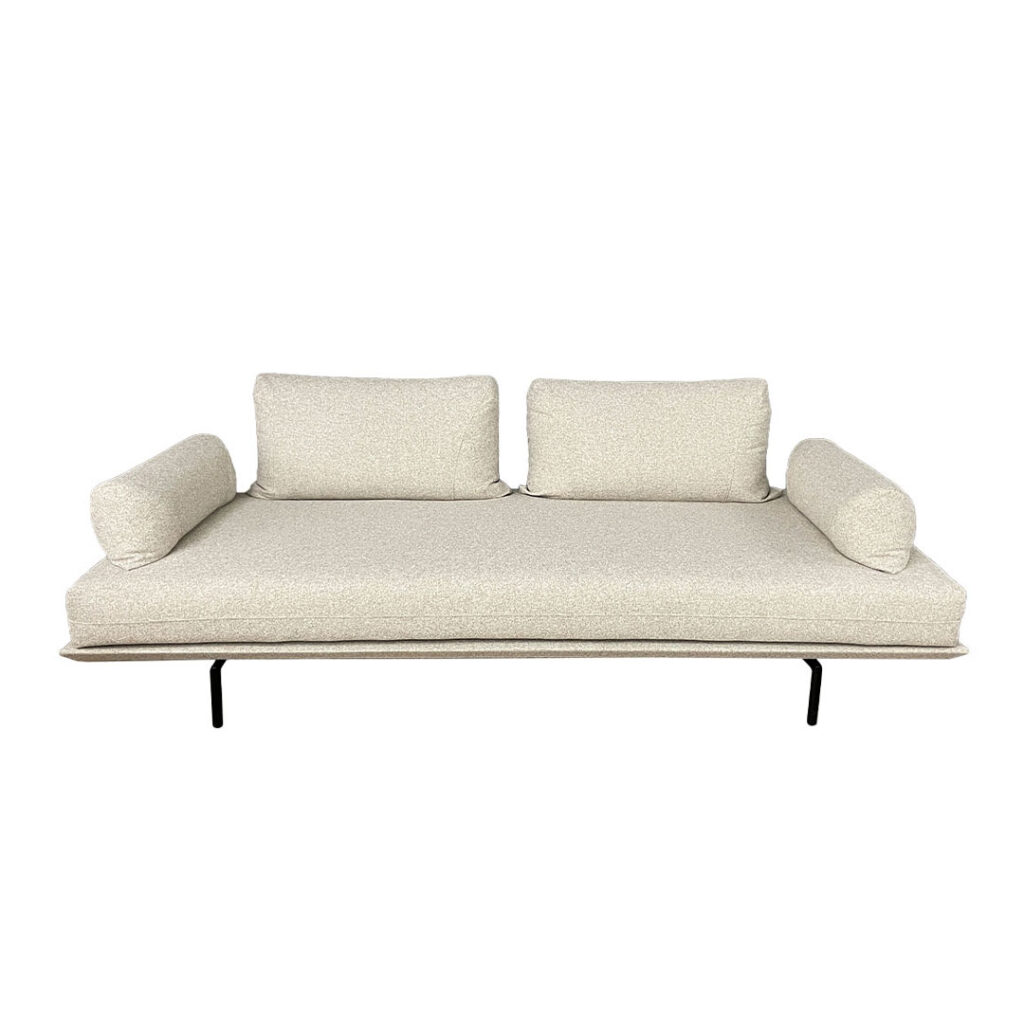 Trosed Bela so prenici koi ne se fiksirani vo bez mebel stof i crni metalni nogarki