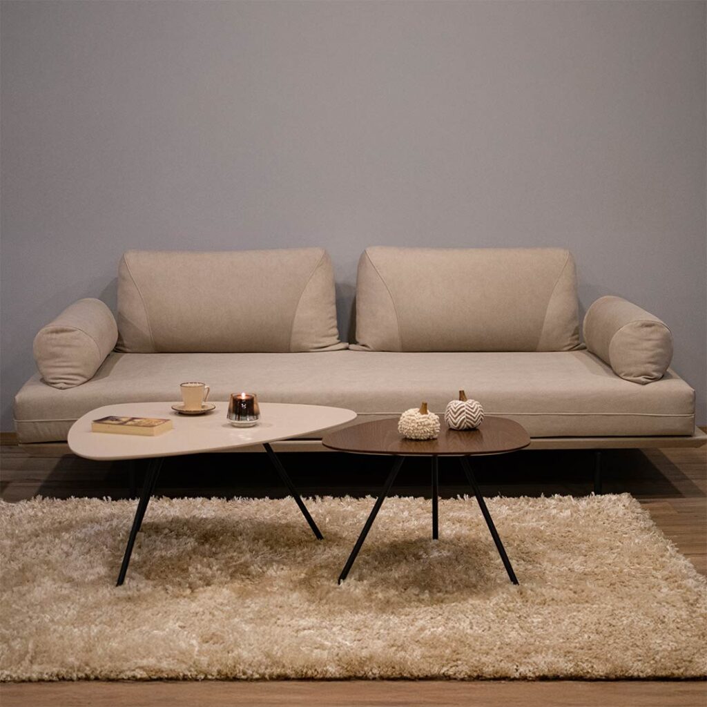 Trosed Bella vo krem velvet, so podvizni pernici i crni metalni nogarki.