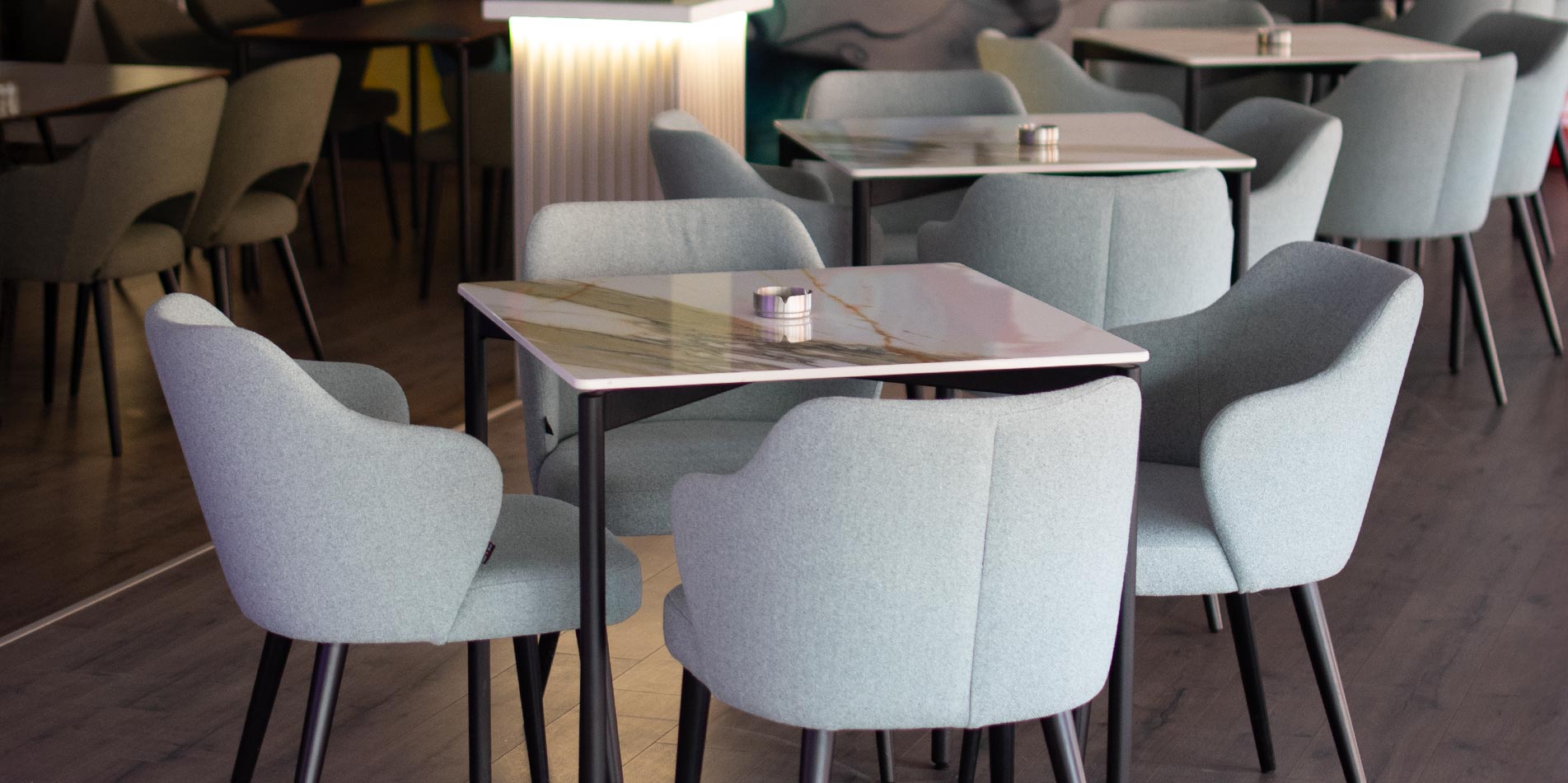 Trpezariska stolici so rakonaslon vo min mebel stof vo cafebar.