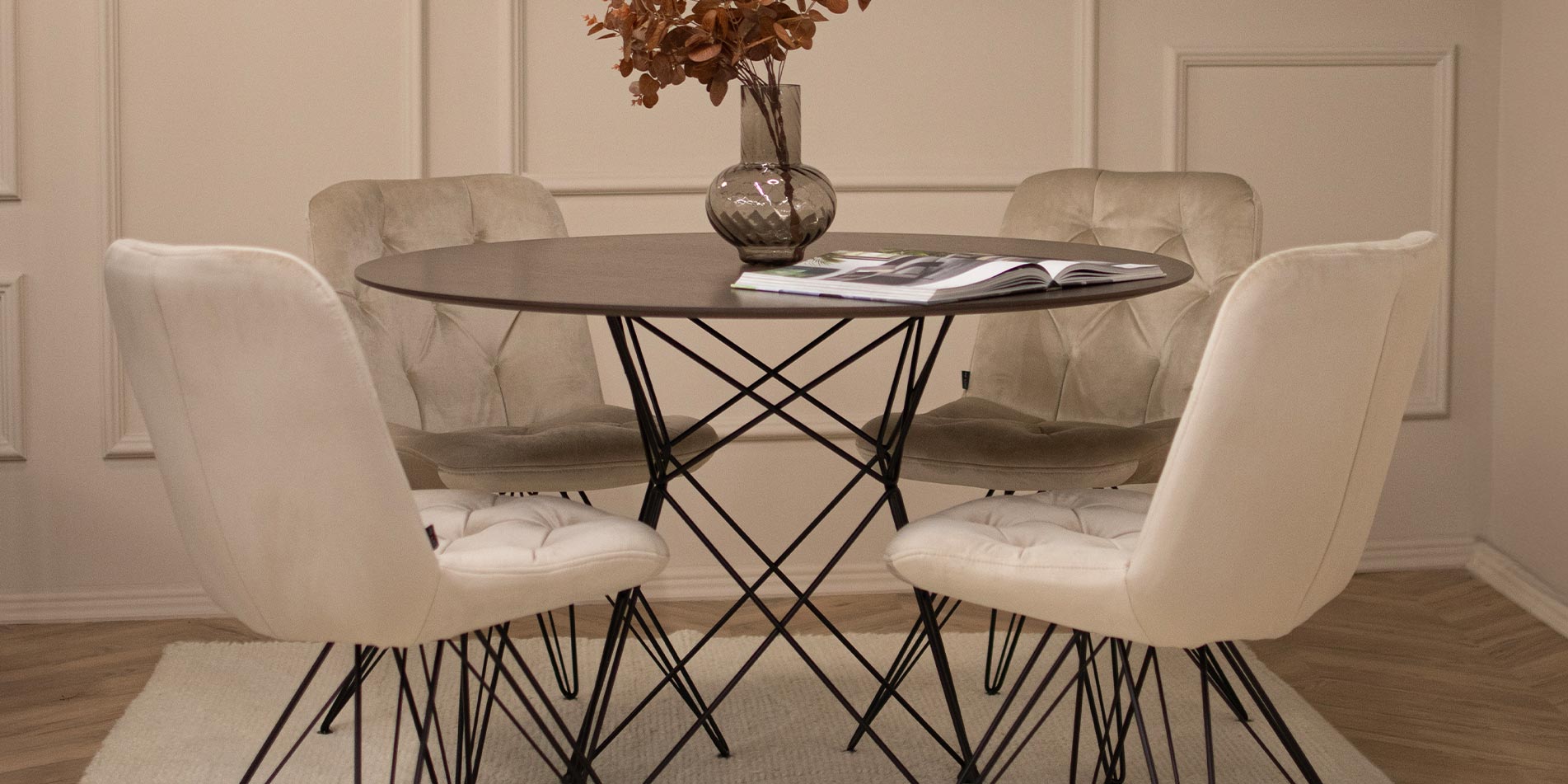 Трпезариска столица со црни метални ногарки и крем велвет, на кружна маса.