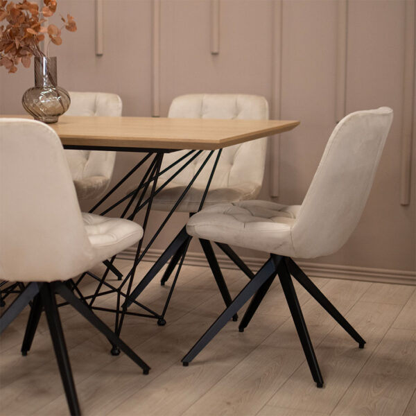 Trpezariska stolica so metalni nogarki i svetlo krem velevet.