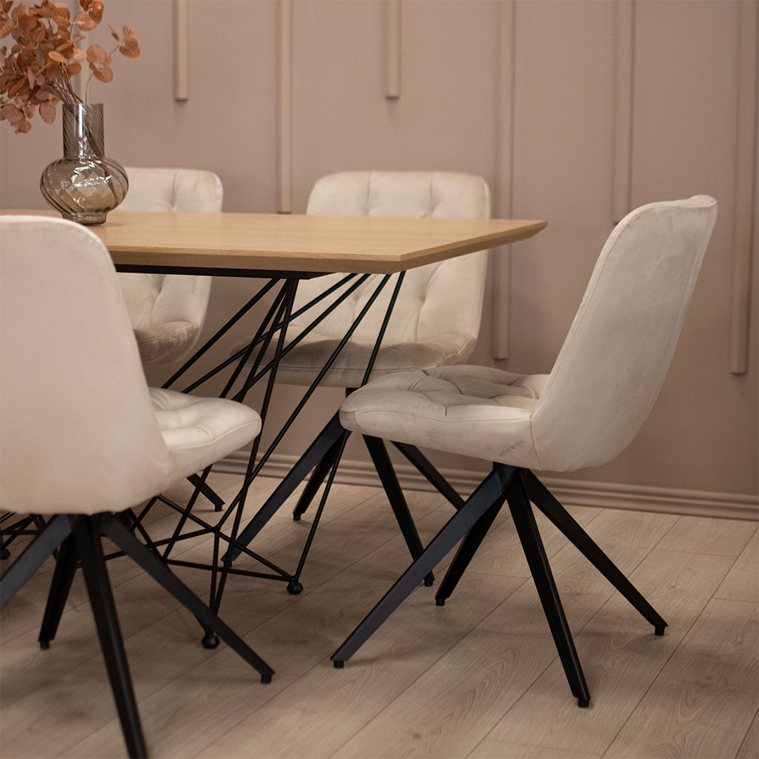 Trpezariska stolica so metalni nogarki i svetlo krem velevet.