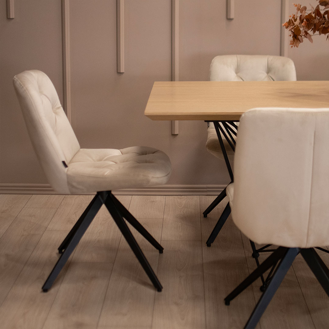 Трпезариска столиа со црни метални ногарки и светло крем велвет, на маса со плотна даб MDF и испреплетени метални ногарки.
