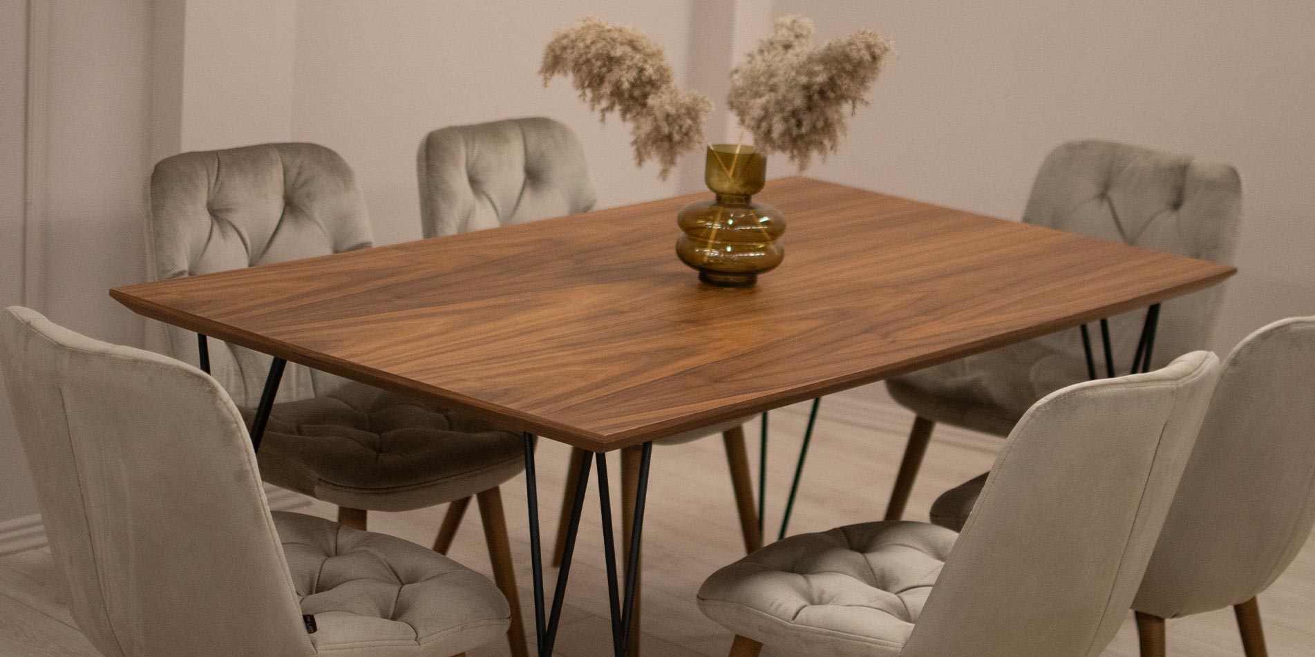 Трпезариска маса со плотна орев медијапан, со црни метални ногарки и столици во велвет.
