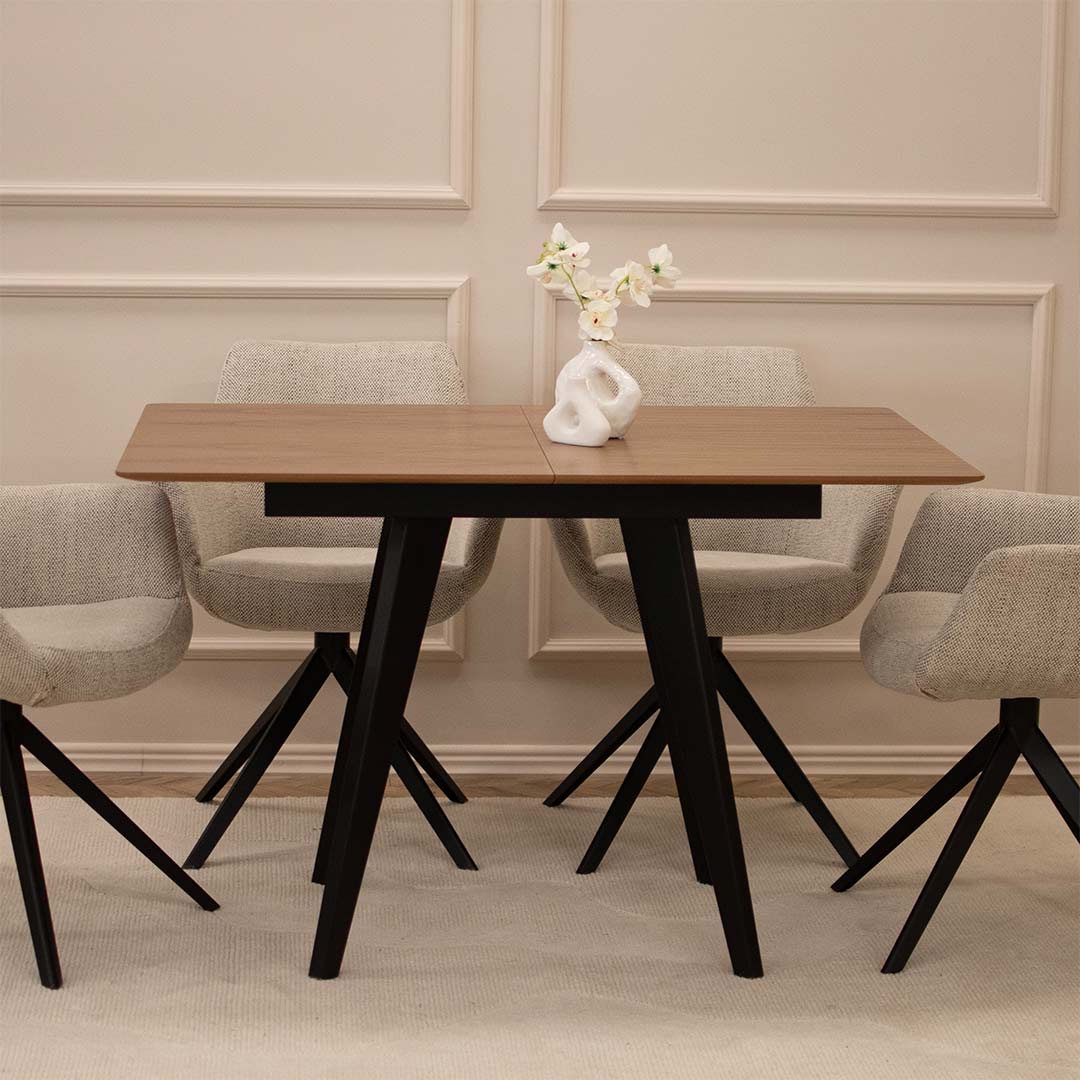 Mala trpezariska masa so prodolzetok od 35 cm, plotna orev MDF i crni drveni nogarki.