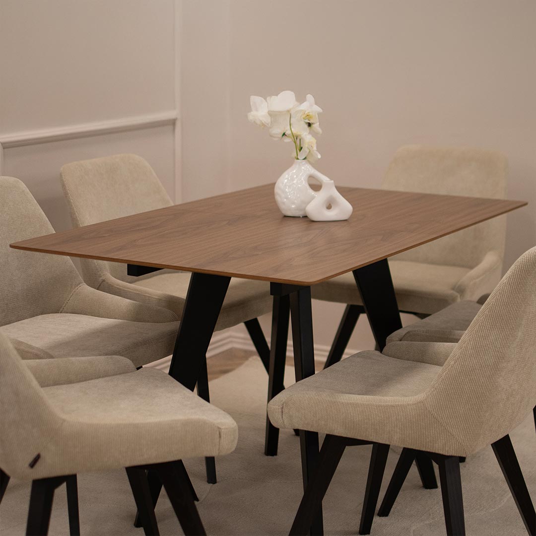 Mala trpezariska masa so prodolzetok od 35 cm, plotna orev MDF i crni drveni nogarki.