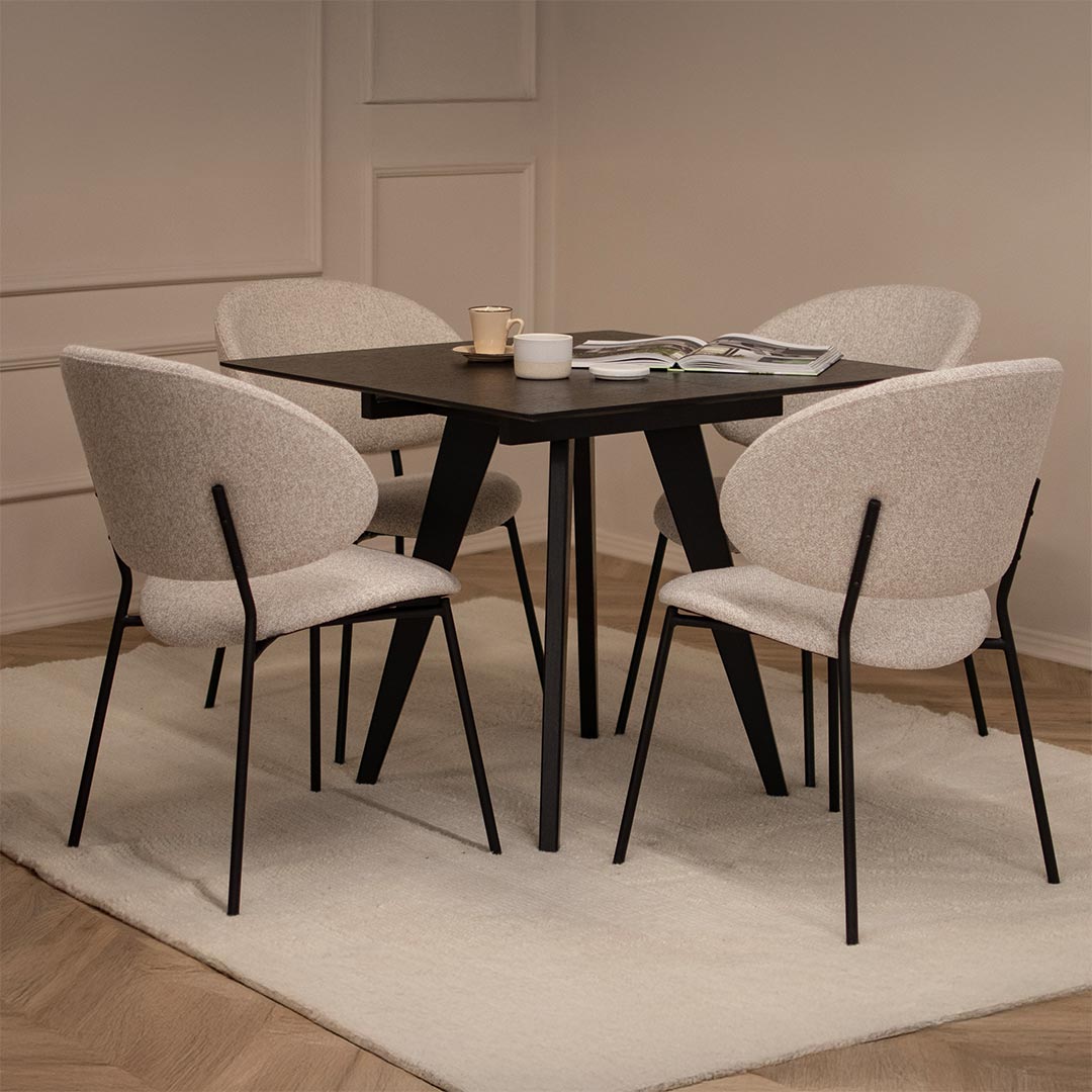 Mala masa od crn dab so opcija za prodolzuvanje so stolici vo svetlo krem tapacir.