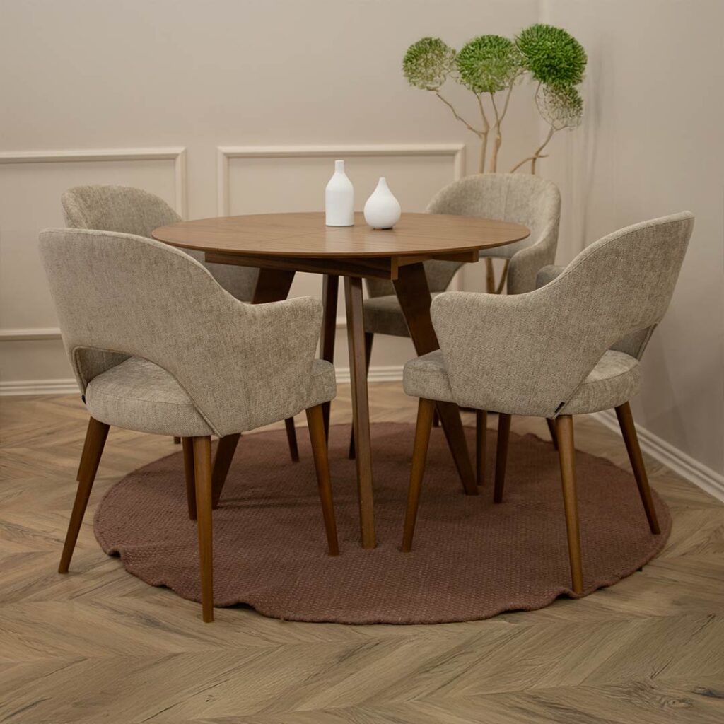 Мала кружна маса со продолжеток од 35 см од дрво орев и столици со раконаслон во беж.