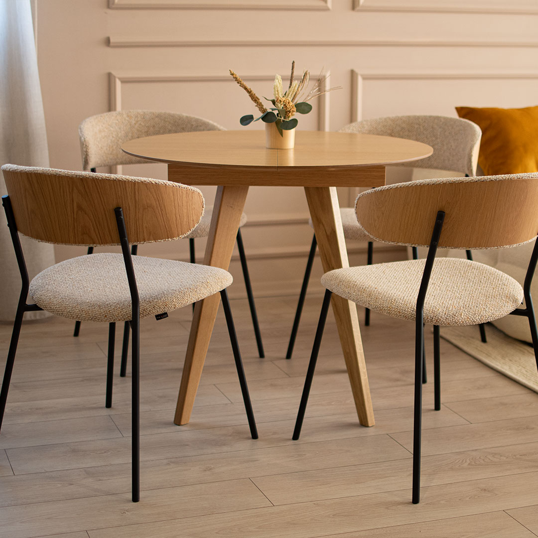 Мала кружна трпезариска маса од дрво даб, со опција за продолжување од 35 cm, со столици со метални ногарки.