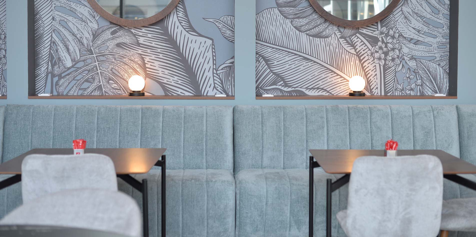 Клупа за ресторан, изработка по димензија во објектот, минт мебел штоф со хоризонтални штепови.