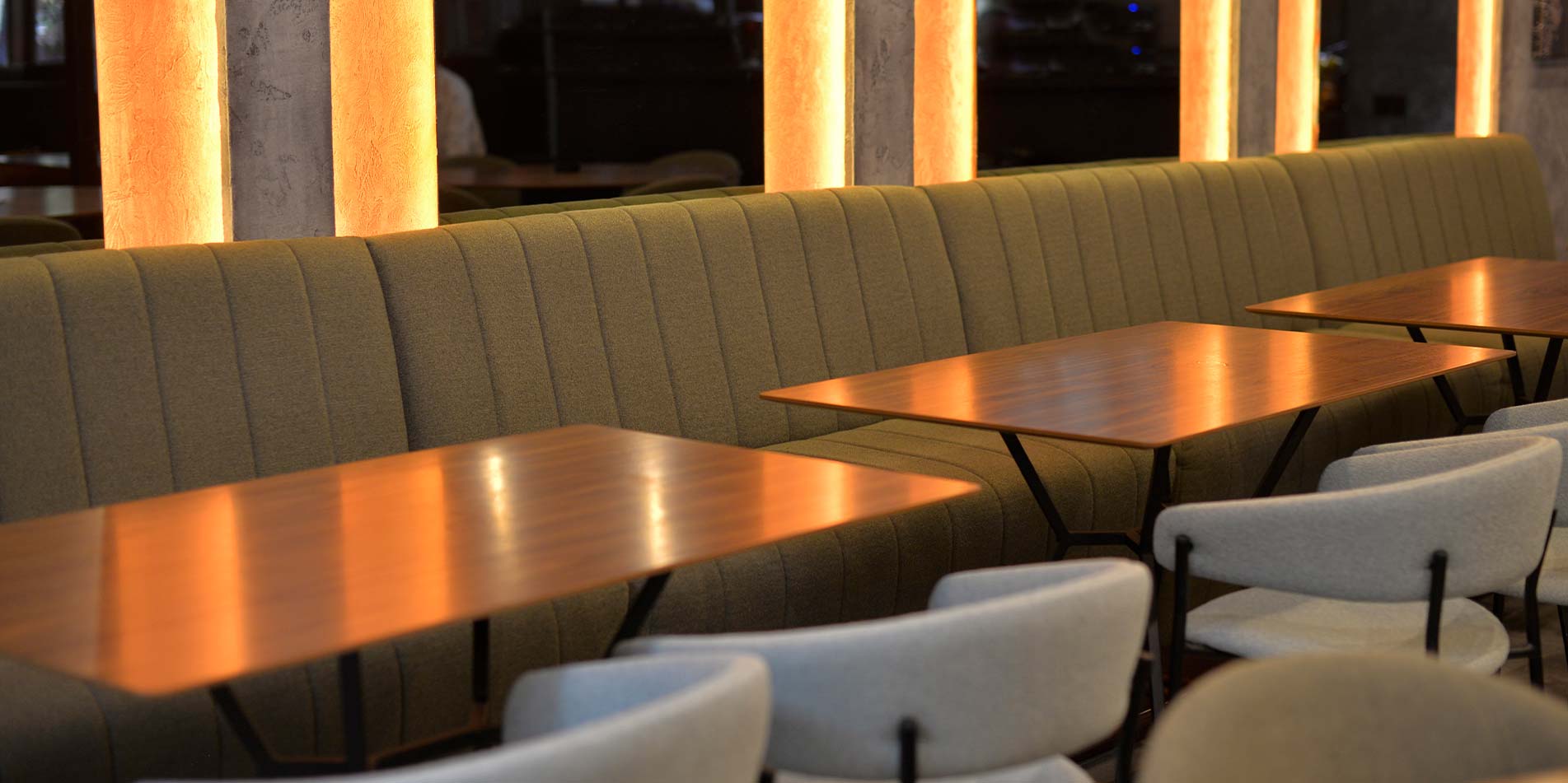 Клупа за кафуле или бар со високо барско седење, во зелен мебел штоф на вертикални штепови.