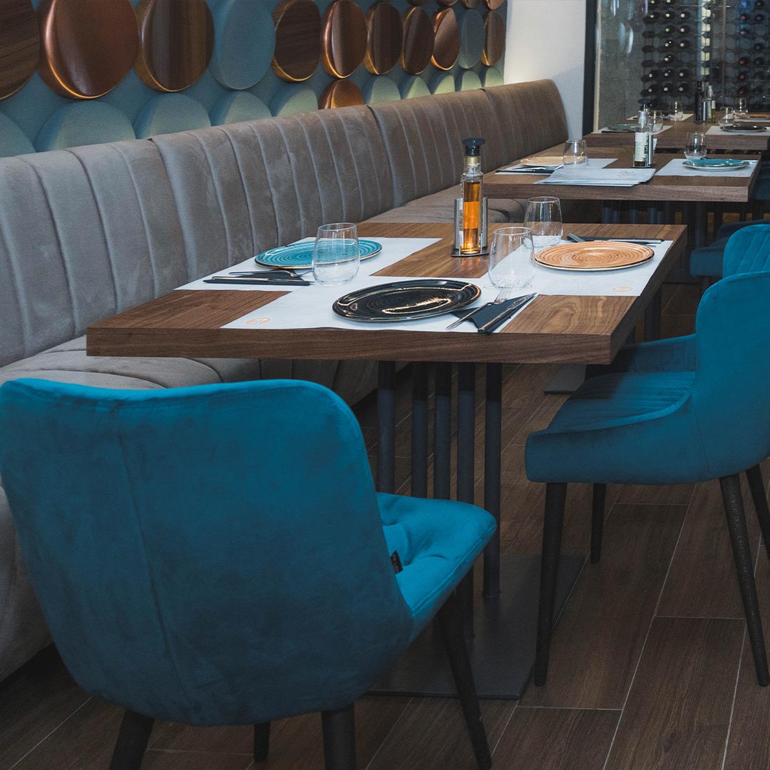 Клупа за ресторан за ниско седење, изработена во беѓ велвет со хоризонтални штепови.