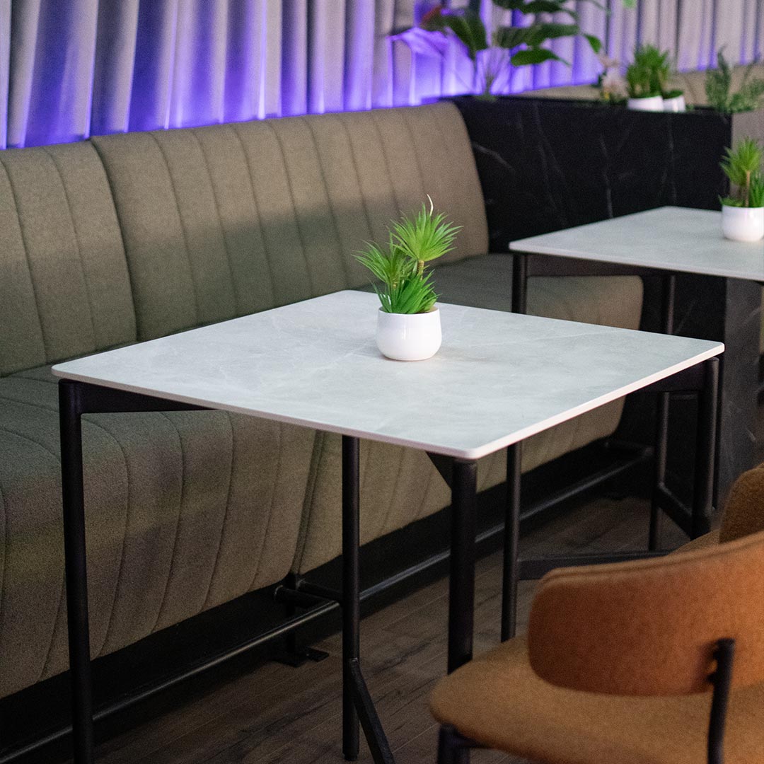 Клупа за кафуле или бар со високо барско седење, во зелен мебел штоф на вертикални штепови.