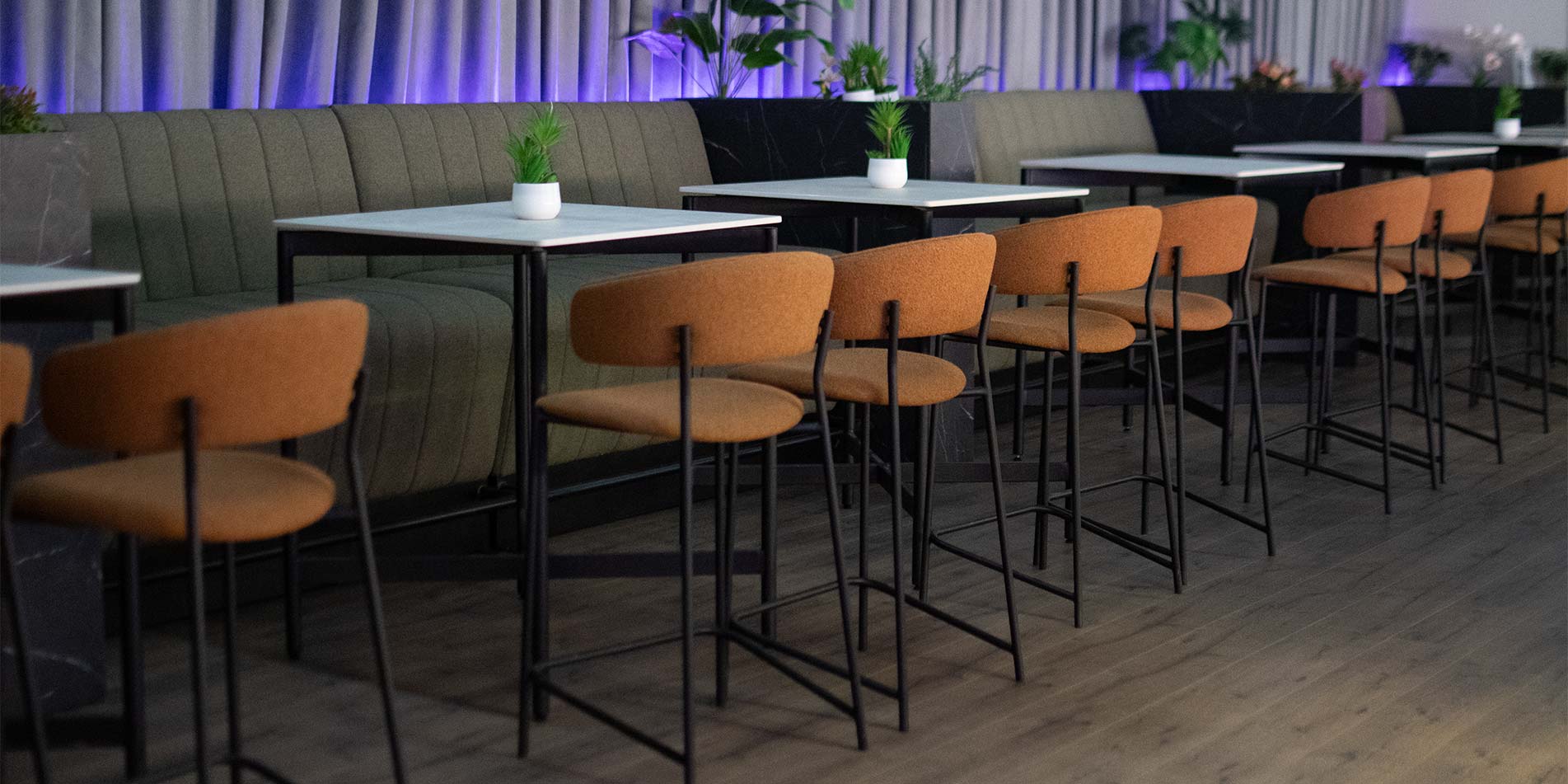 Клупа за ресторан или кафуле, со висина за барско седеље. Изработена во зелен мебел штоф со хоризонтални штепови.