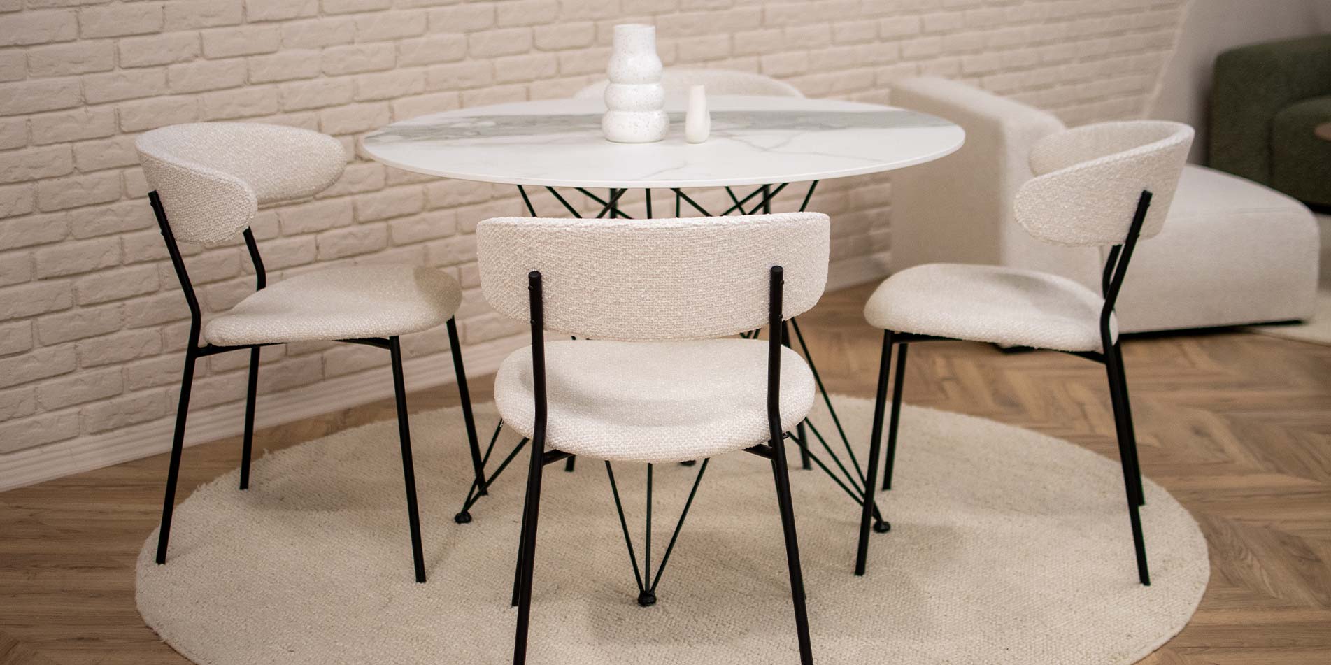 Кружна маса со димензија Ф110 cm со плотна Ламинам си црни метални ногарки со столици во светло бел штоф.