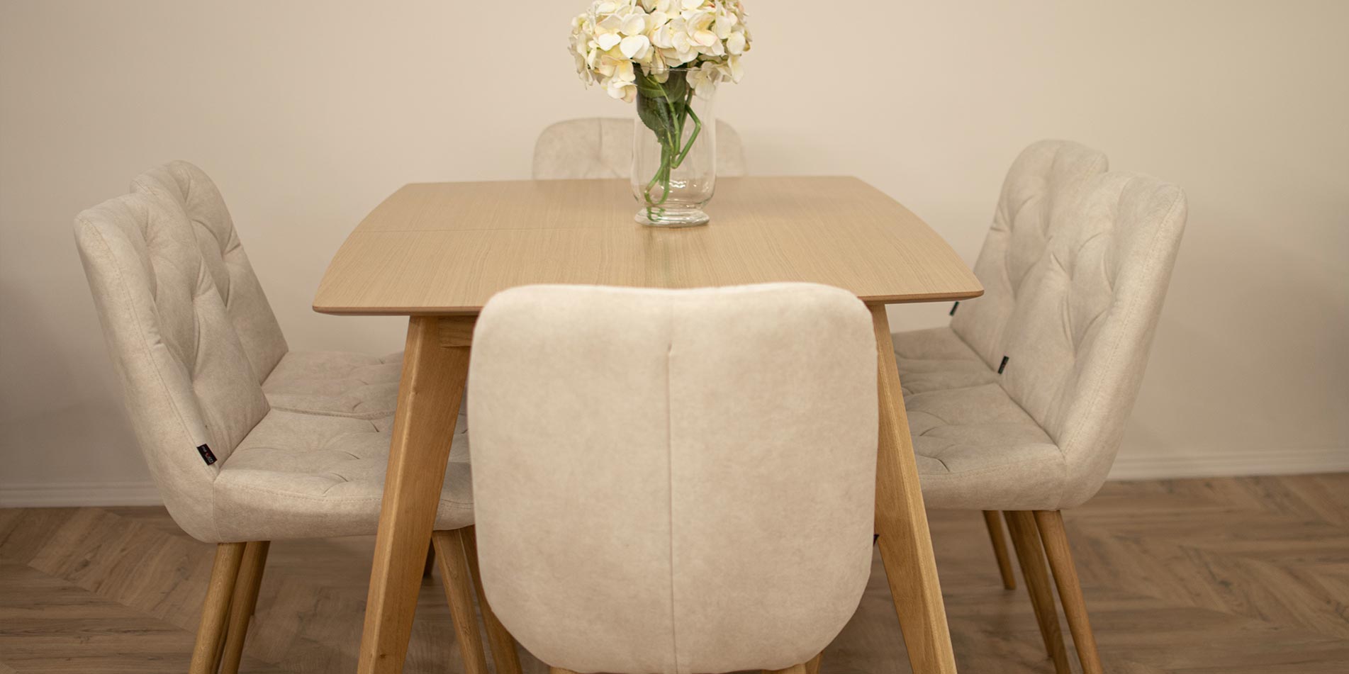 Dining table from oak wood by Mahagoni Furniture.