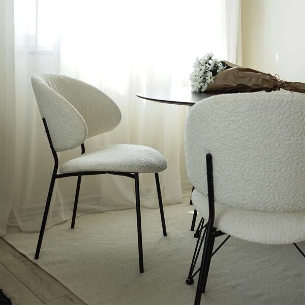 Trpezariska stolica vo belo bukle i crni metalni nogarki so kruzna masa.