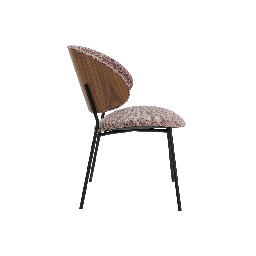 Трпезариска столица со грб од фурнир орев и мебел штоф во розе боја, со црни метални ногарки.