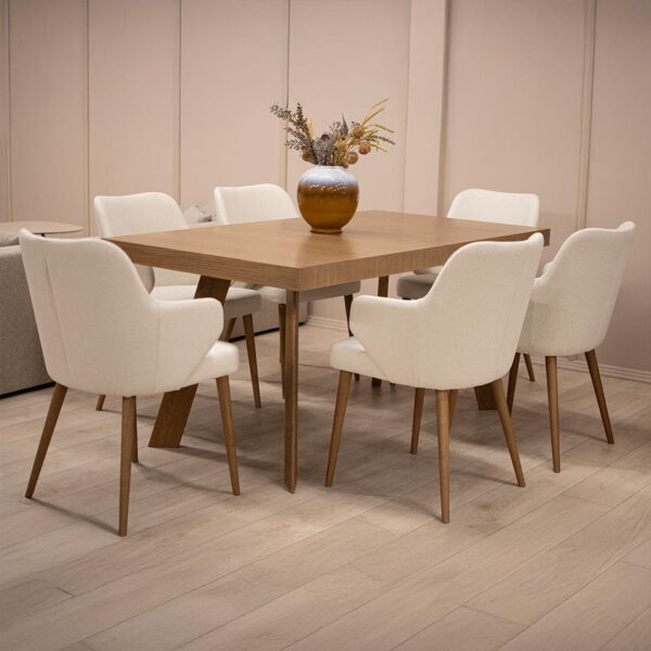 Trpezariski set so masa od dab i stolici vo krem mebel stof.