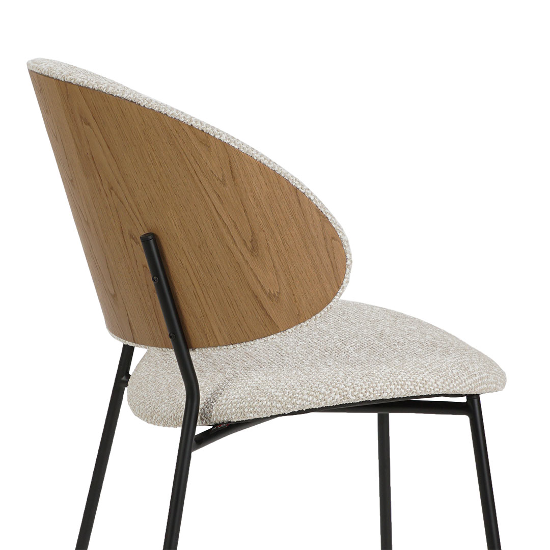 Трпезариска столица со метални ногарки, грб од фурнир даб 4 и тапацир од крем мебел штоф Capri 9442 од втора категорија.