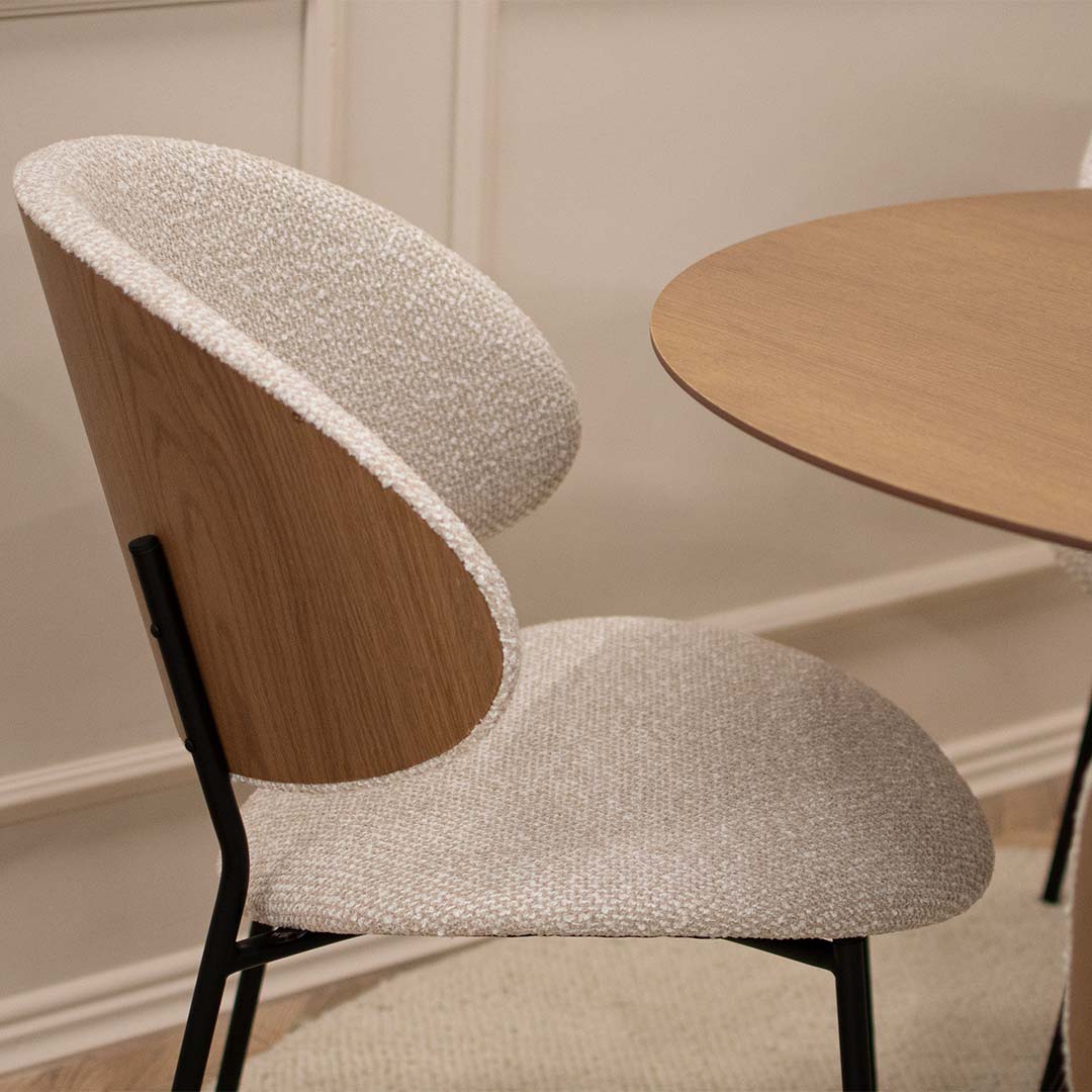 Трпезариска столица со метални ногарки, грб од фурнир даб 4 и тапацир од крем мебел штоф Capri 9442 од втора категорија.