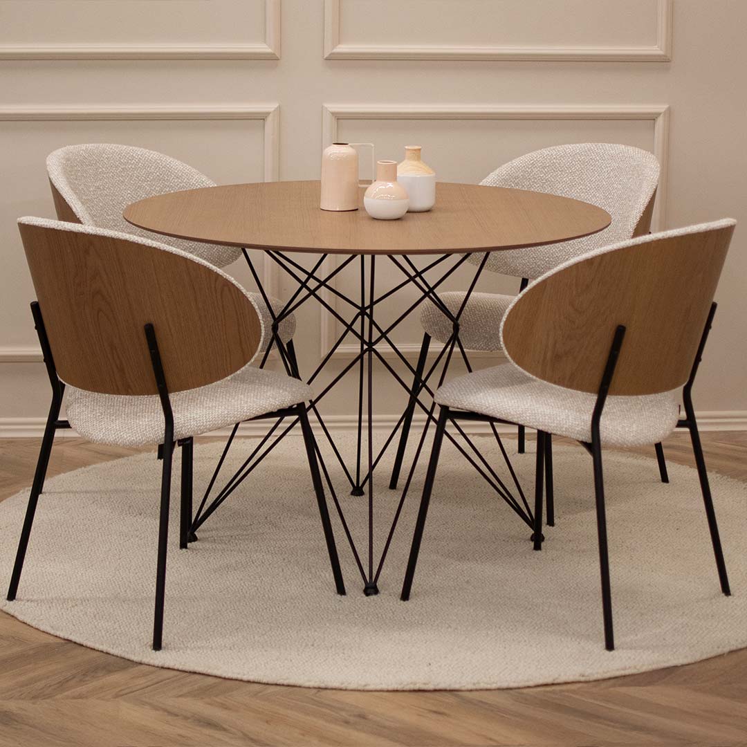 Трпезариска столица со метални ногарки, грб од фурнир даб 4 и тапацир од крем мебел штоф Capri 9442 од втора категорија.