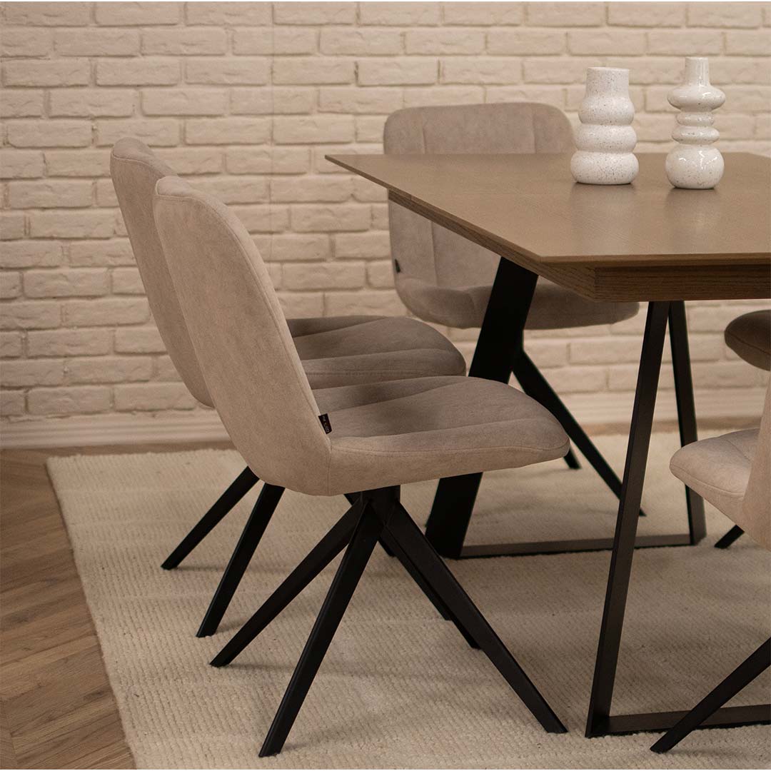 Trpezariska stolica so metalni nogarki na pravoagolna masa so plotna dab.