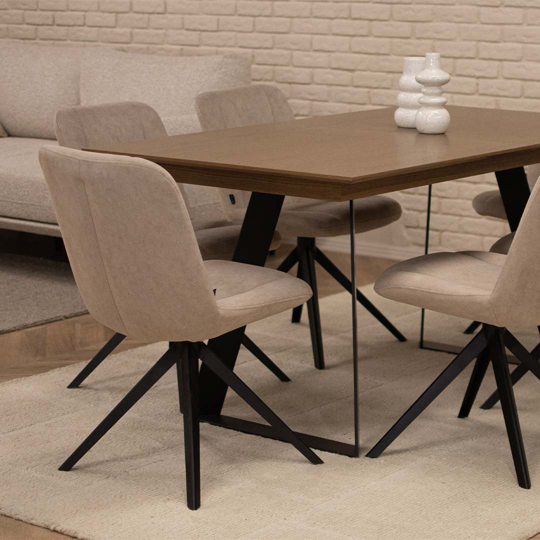 Trpezariska stolica so crni metalni nogarki i bez mebel stof, na masa so plotna dab i crni metalni nogarki.