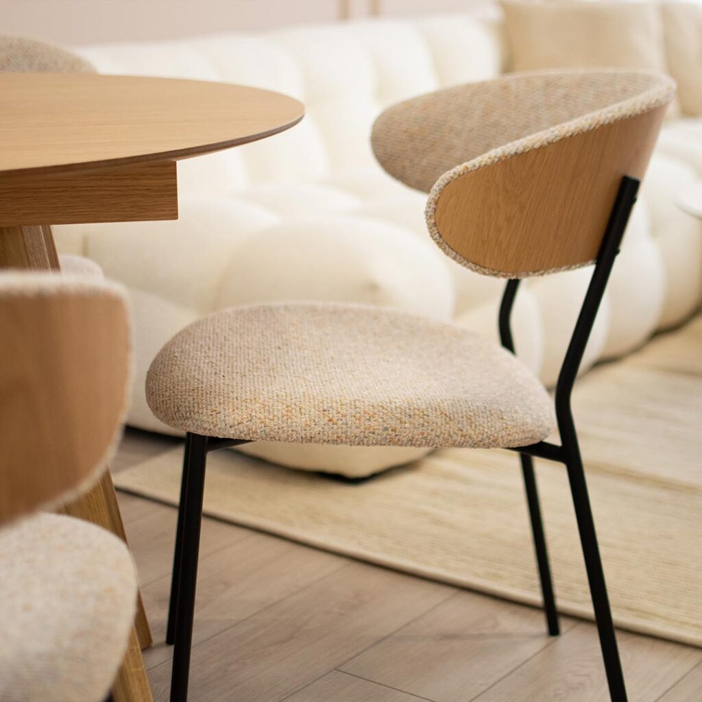 Dining chair Oasis with oak veneer in back and beige upholstery