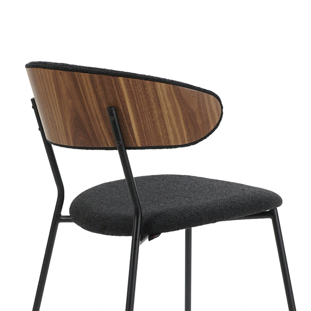 Трпезариска столица со шпер од орев и црн мебел штоф.