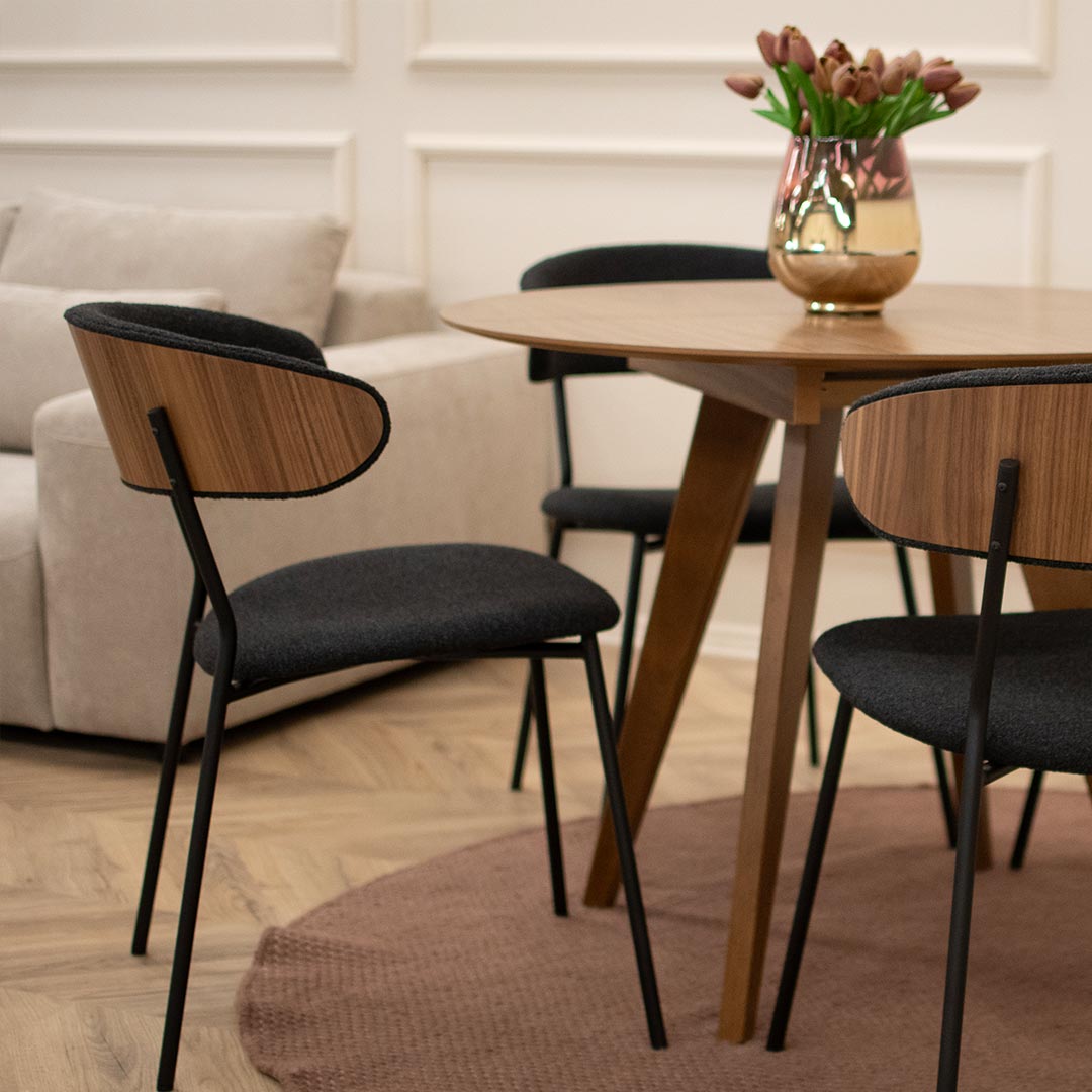 Трпезариска столица Оасис со фурнир од орев и црн мебел штоф