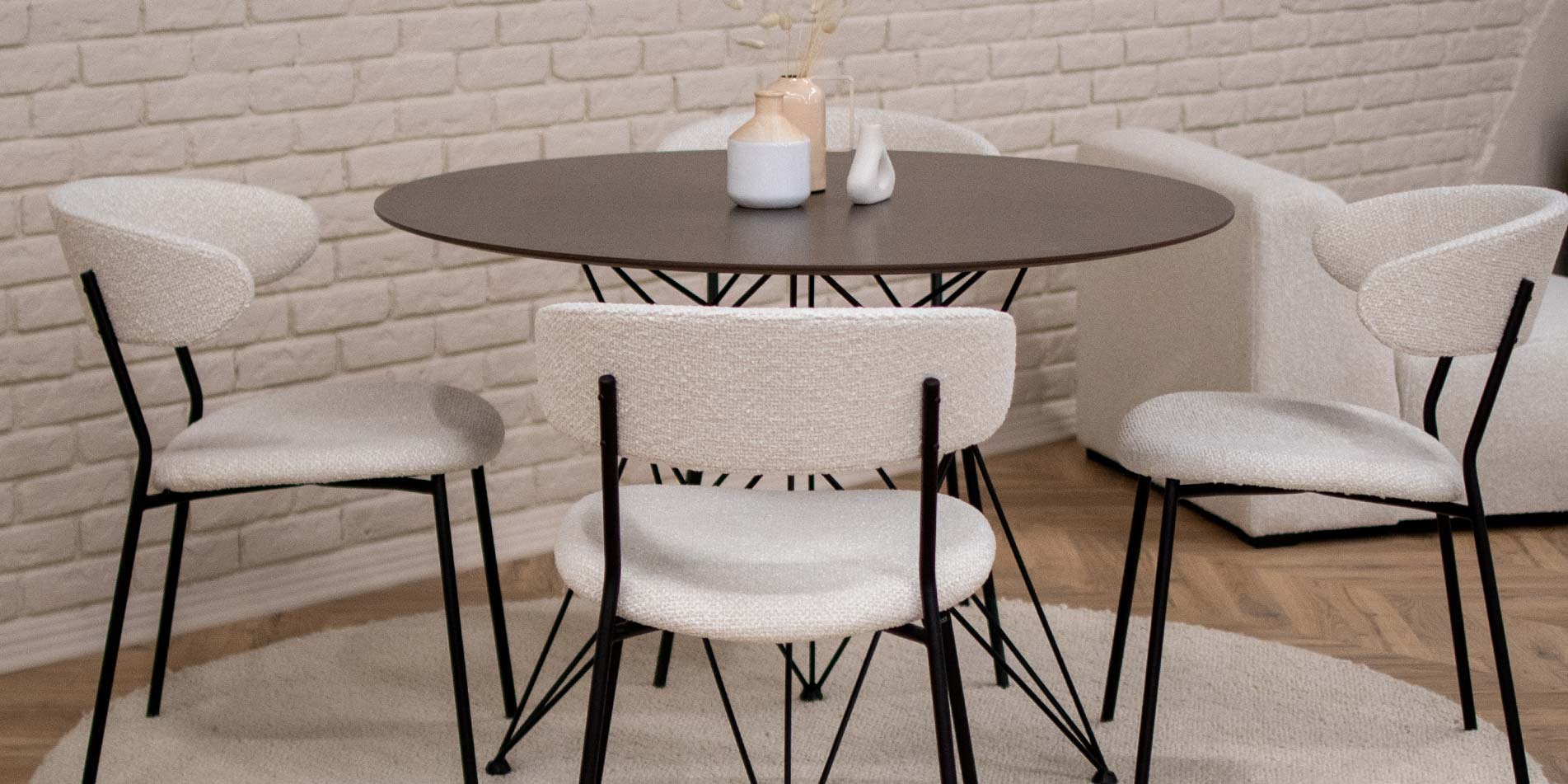 Трпезариска столица во светло крем мебел штоф и црни метални ногарки.