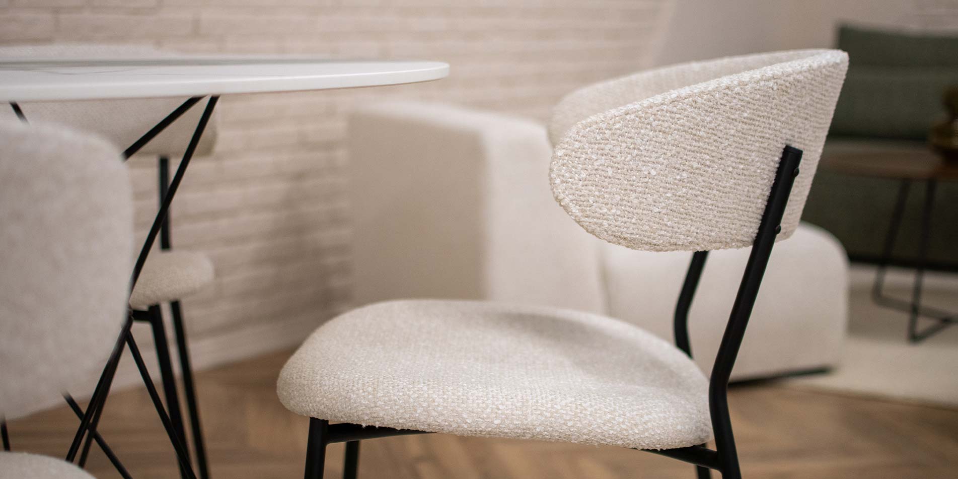 Трпезариска столица во светло крем мебел штоф и црни метални ногарки.