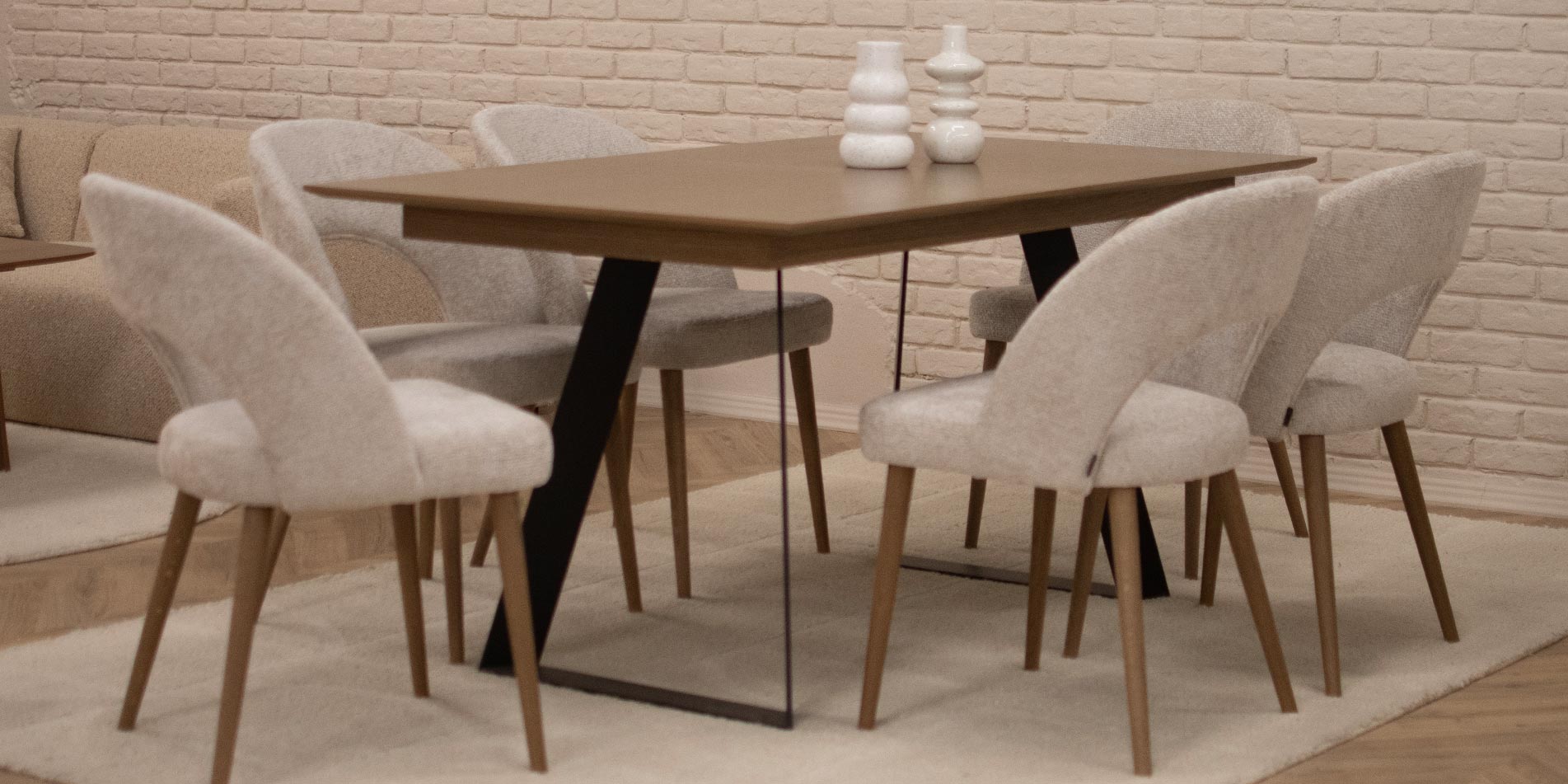 Трпезариска маса Атлас, со даб плотна и црни метални ногарки. Трпезариски сет со столици со даб ногарки и светло крем штоф.