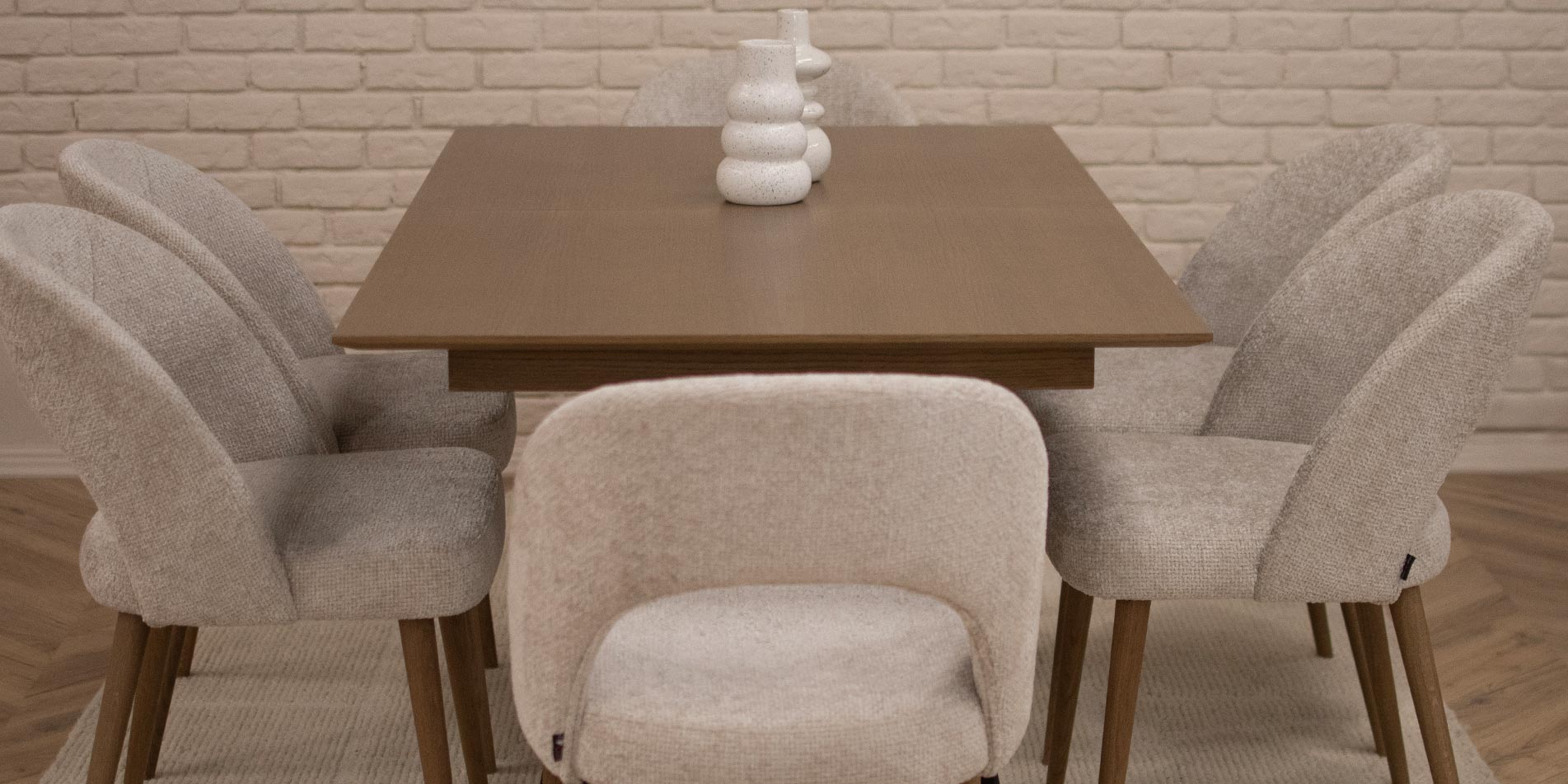 Трпезариска маса Атлас, со даб плотна и црни метални ногарки. Трпезариски сет со столици со даб ногарки и светло крем штоф.