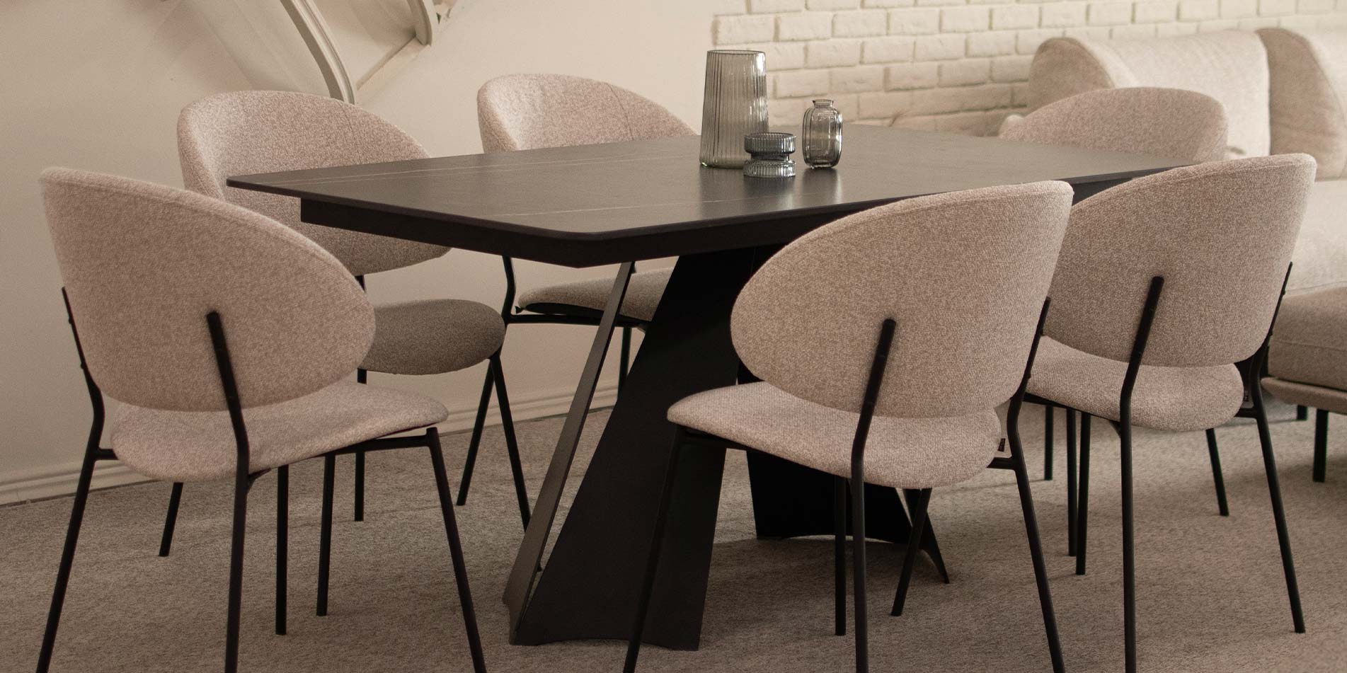 Трпезариска маса Касини со ламинам плотна во црна боја и светло крем столици.