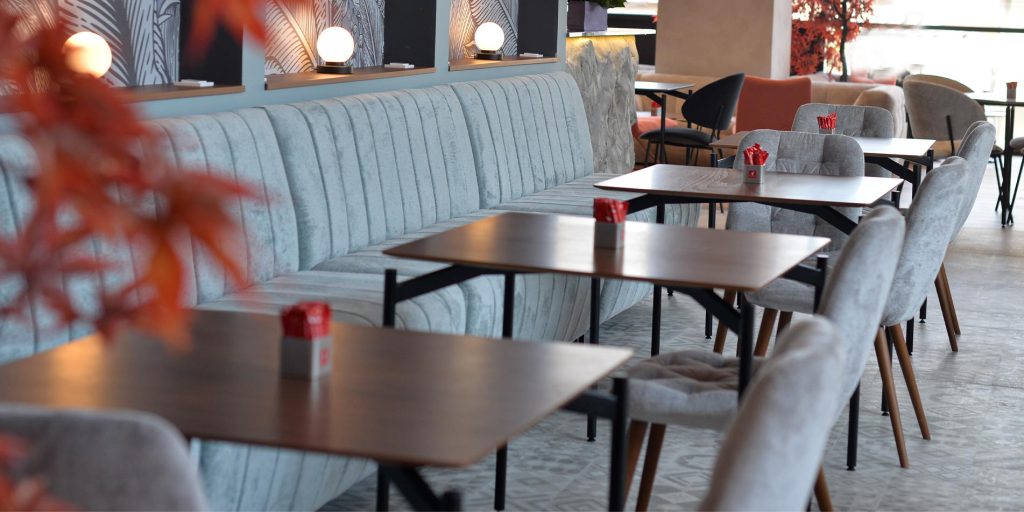 Мала коцкаста маса за ресторани со плотна и димензија по избор на клиенти.