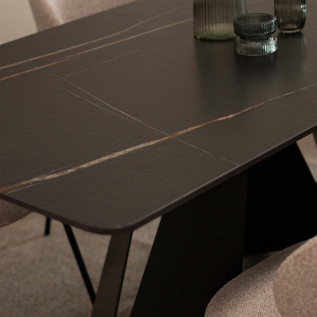 Маса КАсини со керамичка плотна во црна боја.