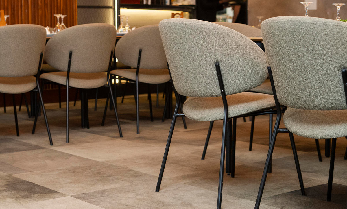Riben restoran Fratelis so mebel od Mahagoni Furniture, stolica Alexis vo zelen stof