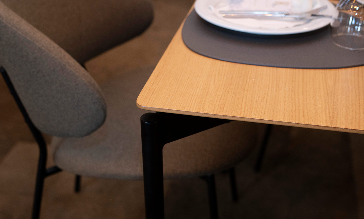 Riben restoran Fratelis so mebel od Mahagoni Furniture, stolica Alexis vo zelen stof