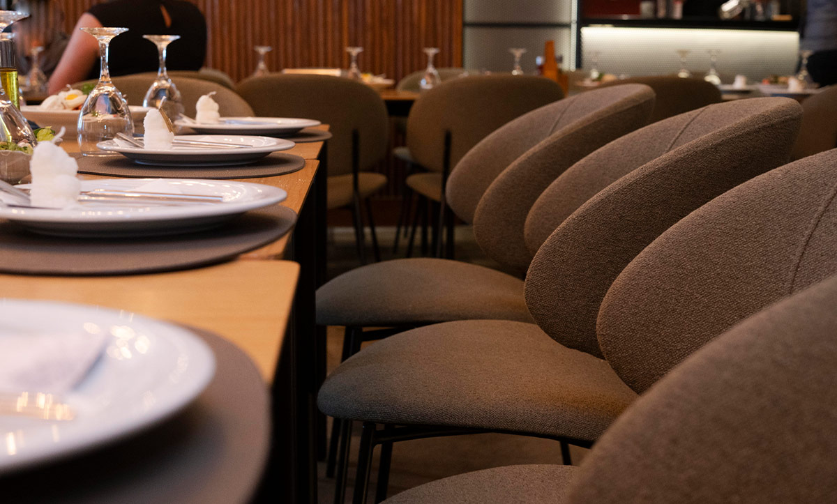 Riben restoran Fratelis so mebel od Mahagoni Furniture, stolica Alexis vo zelen stof
