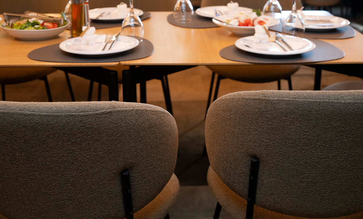 Riben restoran Fratelis so mebel od Mahagoni Furniture, stolica Alexis vo zelen stof