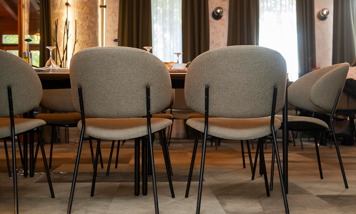 Riben restoran Fratelis so mebel od Mahagoni Furniture, stolica Alexis vo zelen stof