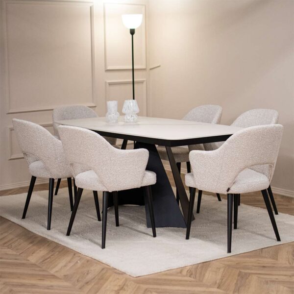 Trpezariska masa Cassini so plotna Laminam vo bela boja so crni metalni nogarki i beli stolici.