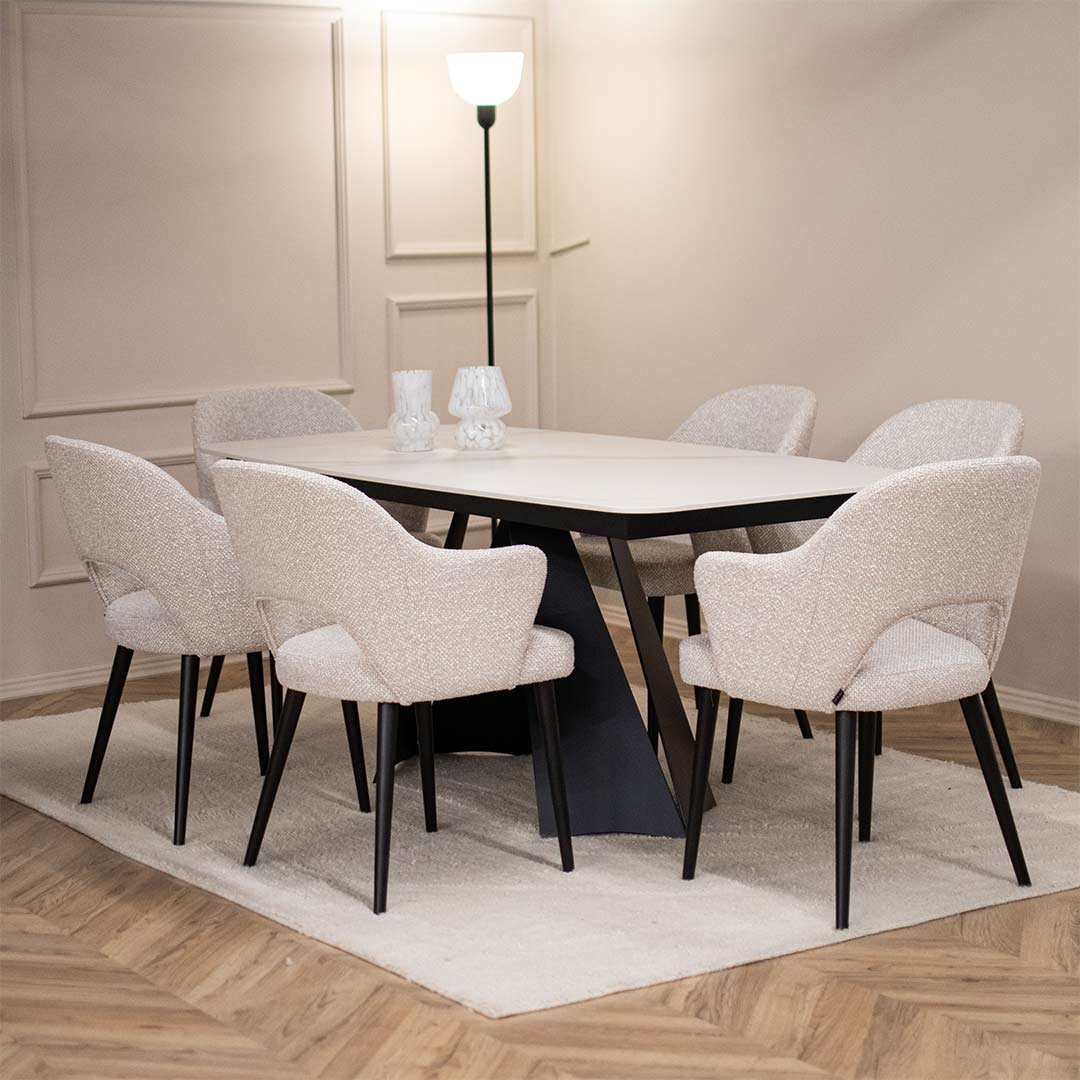 Trpezariska masa Cassini so plotna Laminam vo bela boja so crni metalni nogarki i beli stolici.