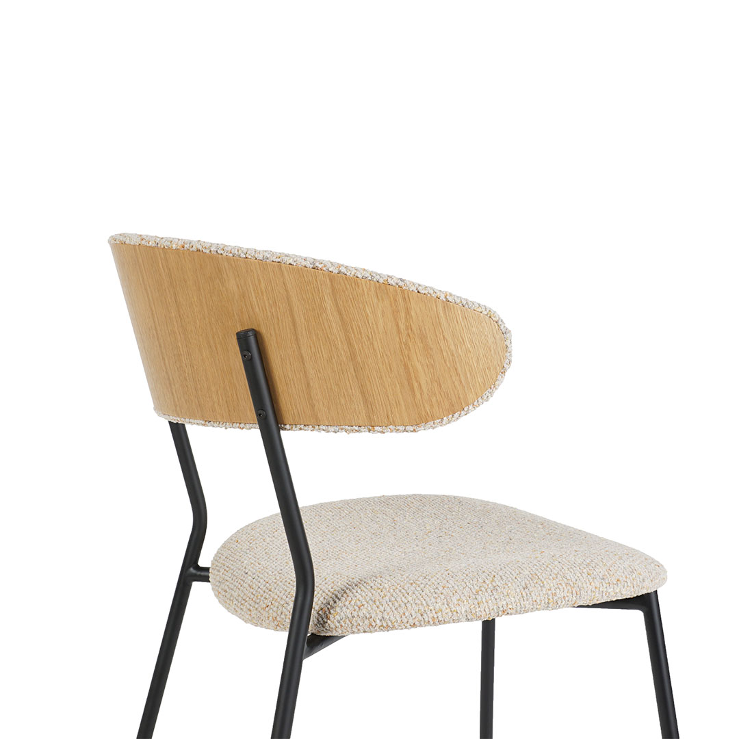 Трпезариска столица со шпер од даб и крем мебел штоф.