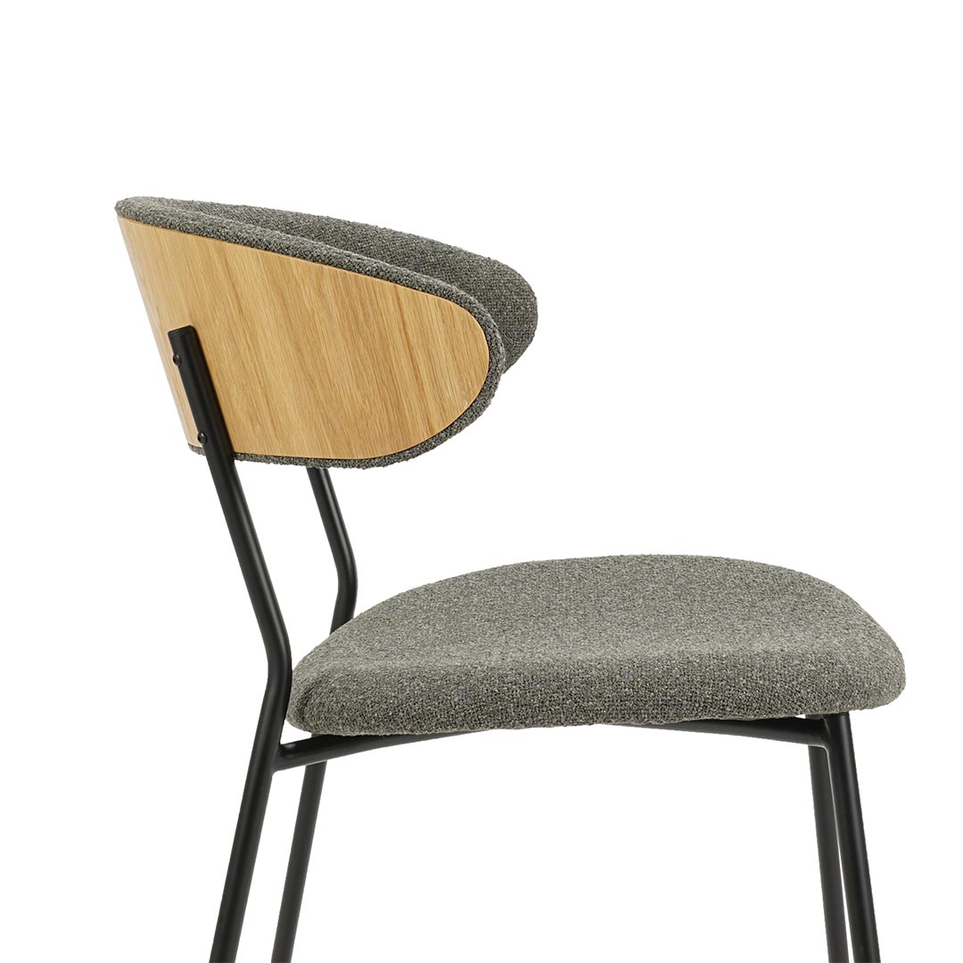 Трпезариска столица со шпер од дрво даб и зелен мебел штоф.