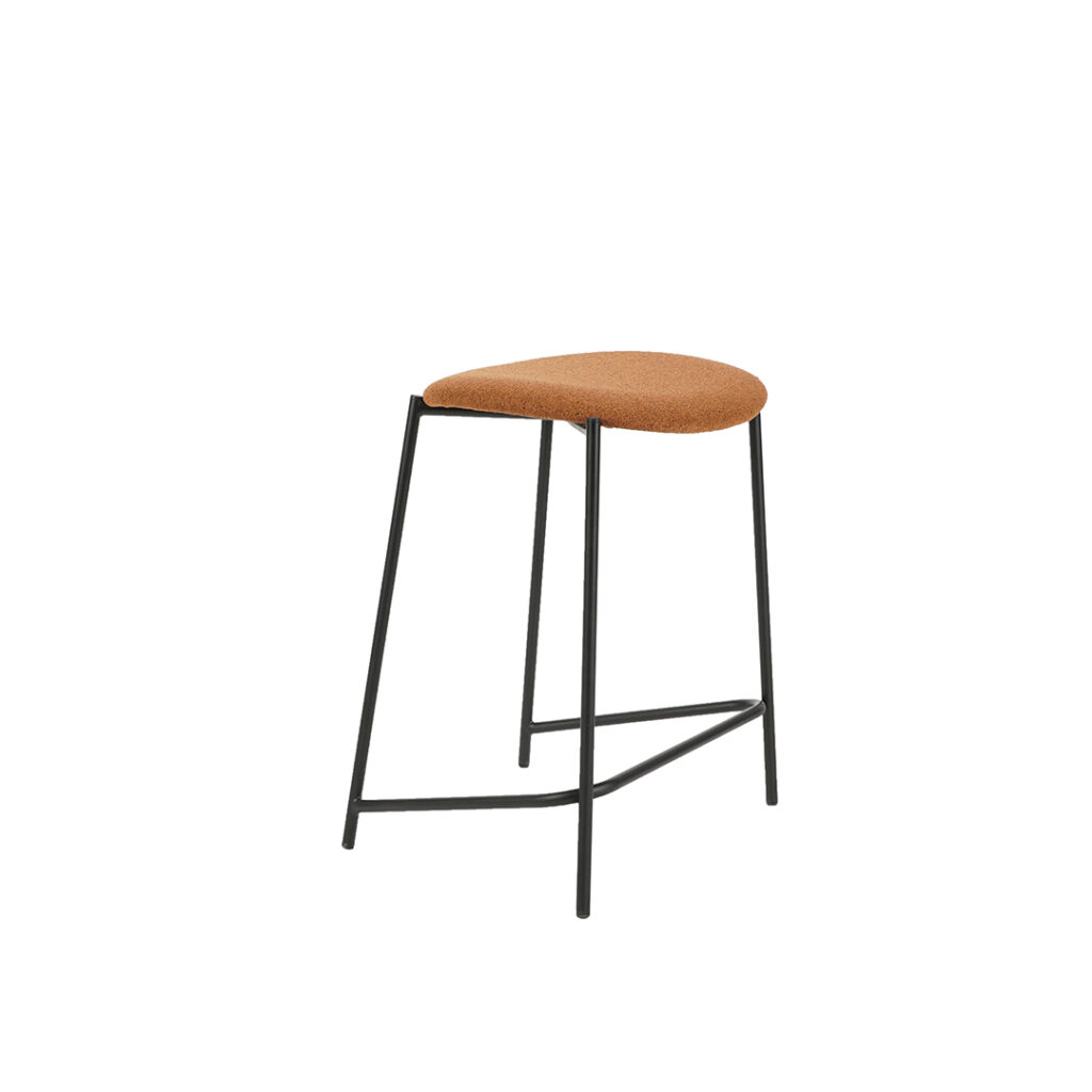 Барска столица со портокалов мебел штоф и црни метални ногарки.