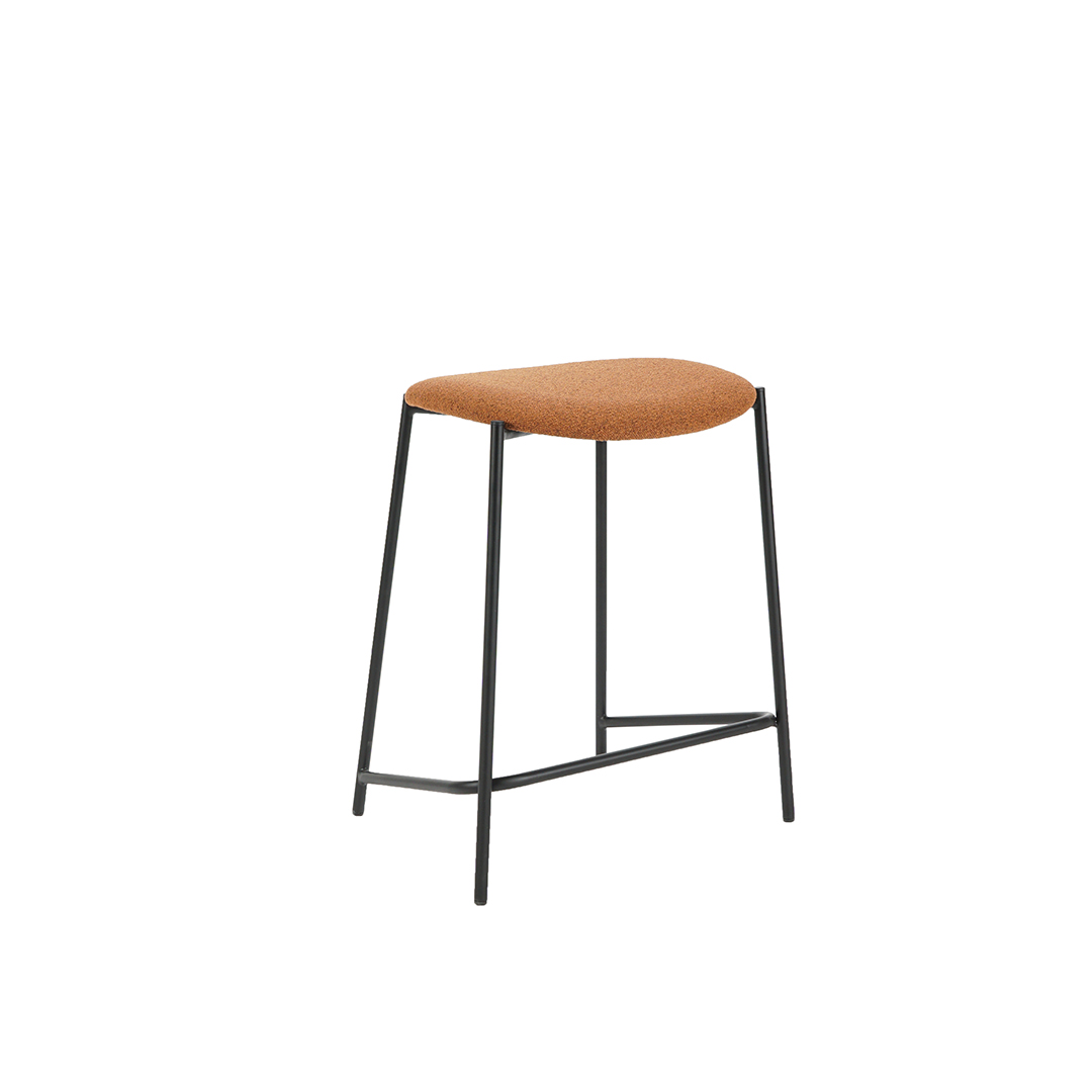 Барска столица со портокалов мебел штоф и црни метални ногарки.